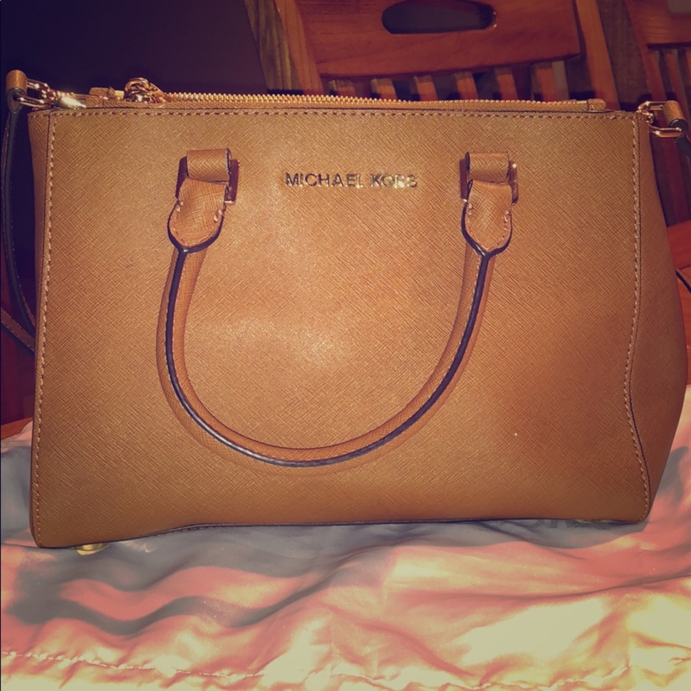 Michael Kors hand bag in brown. Used like new.